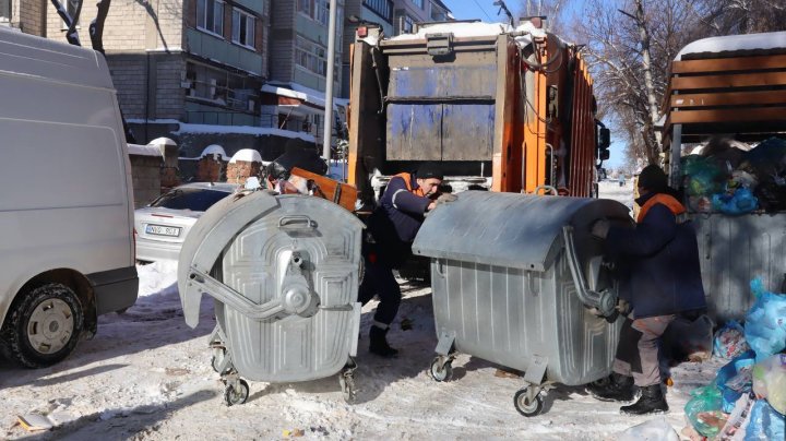 Șoferii sunt îndemnați să nu parcheze mașinile în fața platformelor de colectare a deșeurilor. Care este MOTIVUL (FOTO/VIDEO)