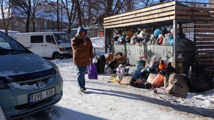 Șoferii sunt îndemnați să nu parcheze mașinile în fața platformelor de colectare a deșeurilor. Care este MOTIVUL (FOTO/VIDEO)