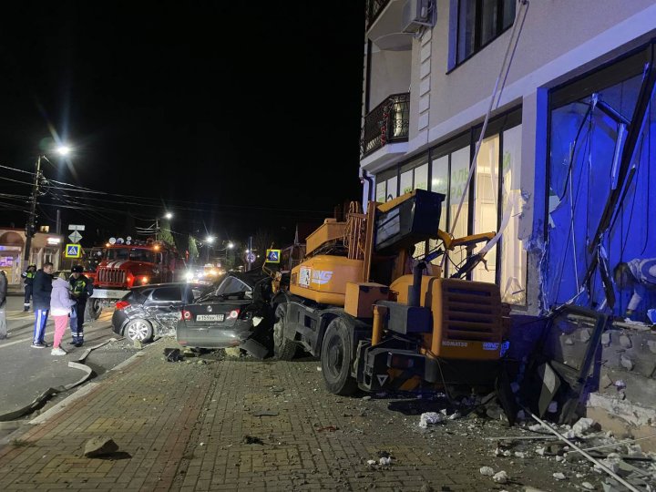 Un camion cu macara a rămas fără frâne, a făcut praf 14 mașini și s-a oprit în zidul unui bloc. Sunt victime (VIDEO/FOTO)