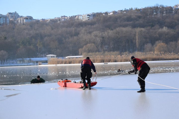 Reguli de SECURITATE pe apă în perioada rece a anului. Vezi ce SFATURI dau salvatorii pentru a PREVENI tragediile (FOTO)