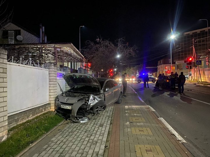 Un camion cu macara a rămas fără frâne, a făcut praf 14 mașini și s-a oprit în zidul unui bloc. Sunt victime (VIDEO/FOTO)