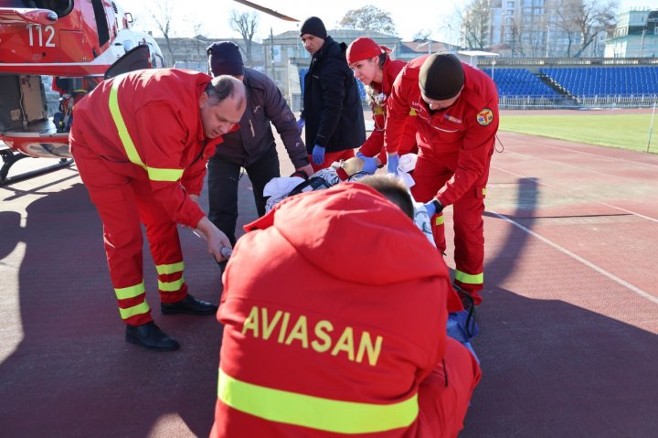 Un tânăr din raionul Drochia, TRANSPORTAT cu un elicopter SMURD la Chişinău. Ce s-a întâmplat (FOTO)