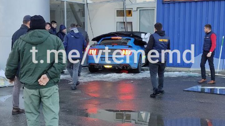 Ca în filmele de acţiune. A spart geamul şi a intrat cu maşina într-un supermarket din Capitală (FOTO/VIDEO)