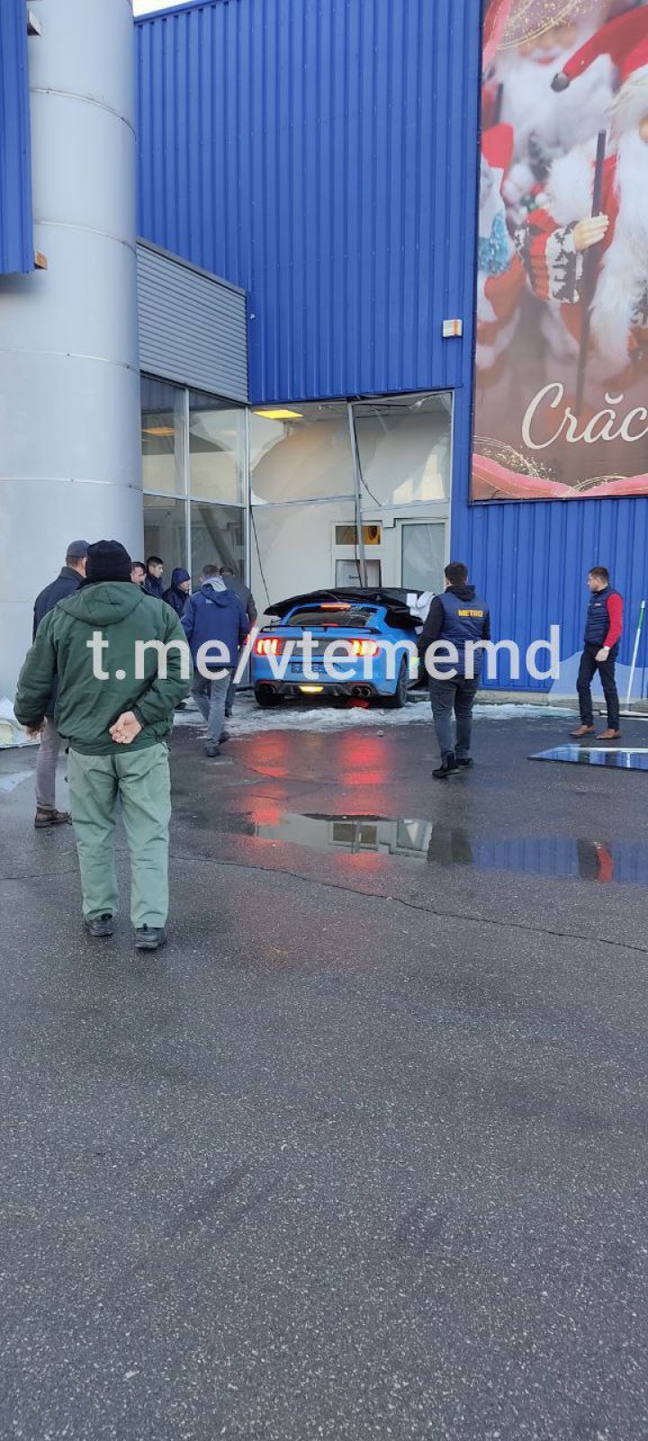 Ca în filmele de acţiune. A spart geamul şi a intrat cu maşina într-un supermarket din Capitală (FOTO/VIDEO)