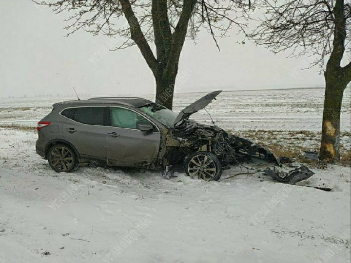 Accident GRAV pe un traseu din țară. Un automobil s-a izbit VIOLENT într-un copac (FOTO)