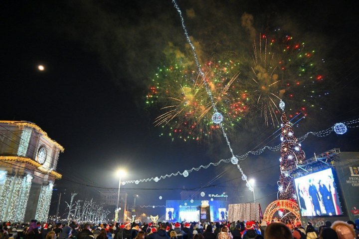 Concert spectaculos și focuri de artificii în inima Chișinăului. Sute de oameni au întâlnit noul an în Piața Mariii Adunări Naționale (VIDEO/FOTO)