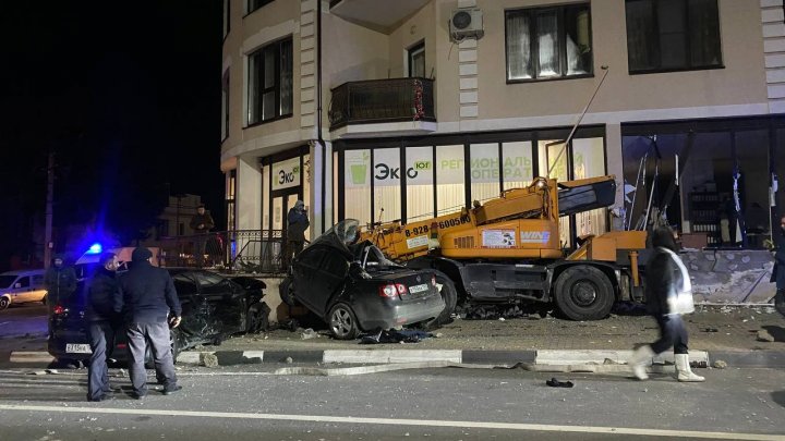 Un camion cu macara a rămas fără frâne, a făcut praf 14 mașini și s-a oprit în zidul unui bloc. Sunt victime (VIDEO/FOTO)