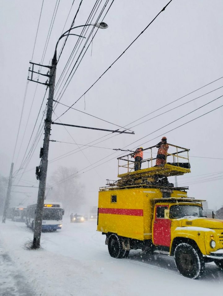 Vremea rea face ravagii! Circulația troleibuzelor din Capitală, AFECTATĂ (FOTO)