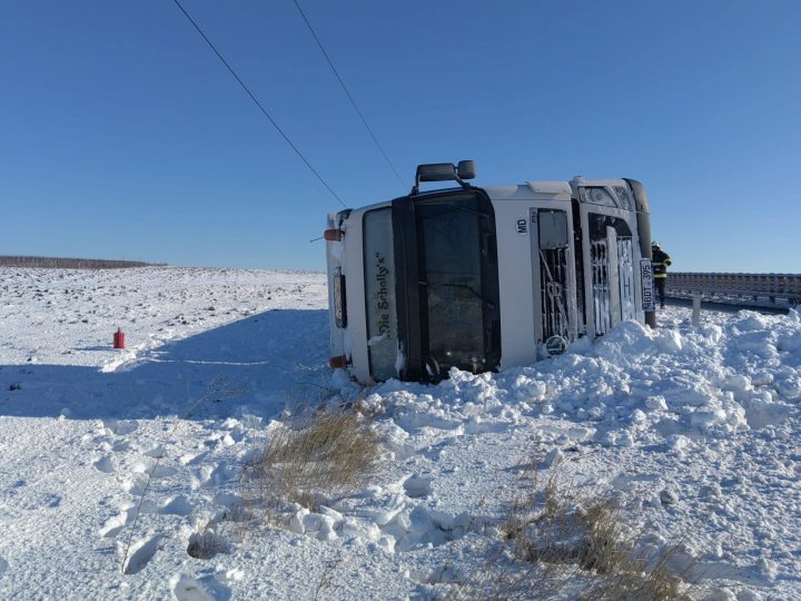 Un camion cu vin, înmatriculat în Moldova, s-a răsturnat în România. Care e starea şoferului (FOTO)