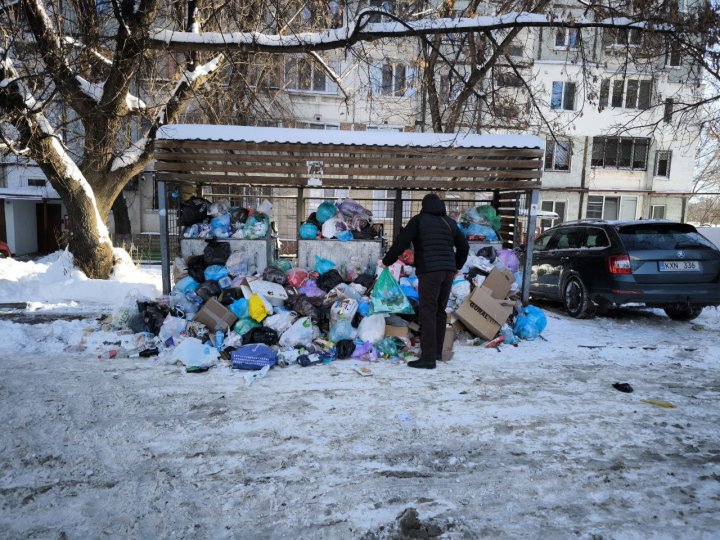 Mormane de gunoi, neevacuate din sectorul Râşcani al Capitalei. Reacţia şi precizările Primăriei Chişinău (FOTO/VIDEO)