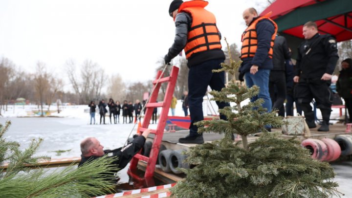 Încă o zi a mai rămas până la Bobotează! RECOMANDĂRILE salvatorilor cu privire la scăldatul în apele rece a bazinelor acvatice (FOTO)