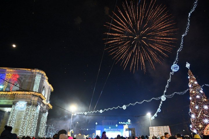 Concert spectaculos și focuri de artificii în inima Chișinăului. Sute de oameni au întâlnit noul an în Piața Mariii Adunări Naționale (VIDEO/FOTO)