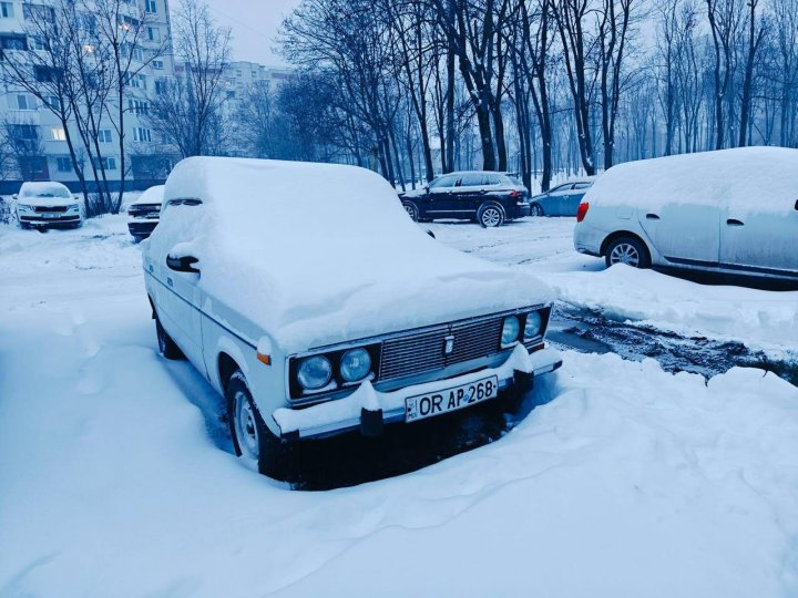 Peisaj de vis în Chișinău: Orașul îmbrăcat în mantia albă a zăpezii GALERIE FOTO