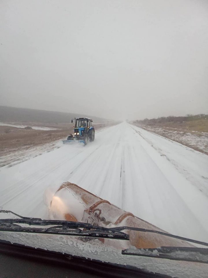 ATENȚIE! Drumurile naționale sunt acoperite cu zăpadă. ASD îndeamnă șoferii să conducă responsabil (FOTO)