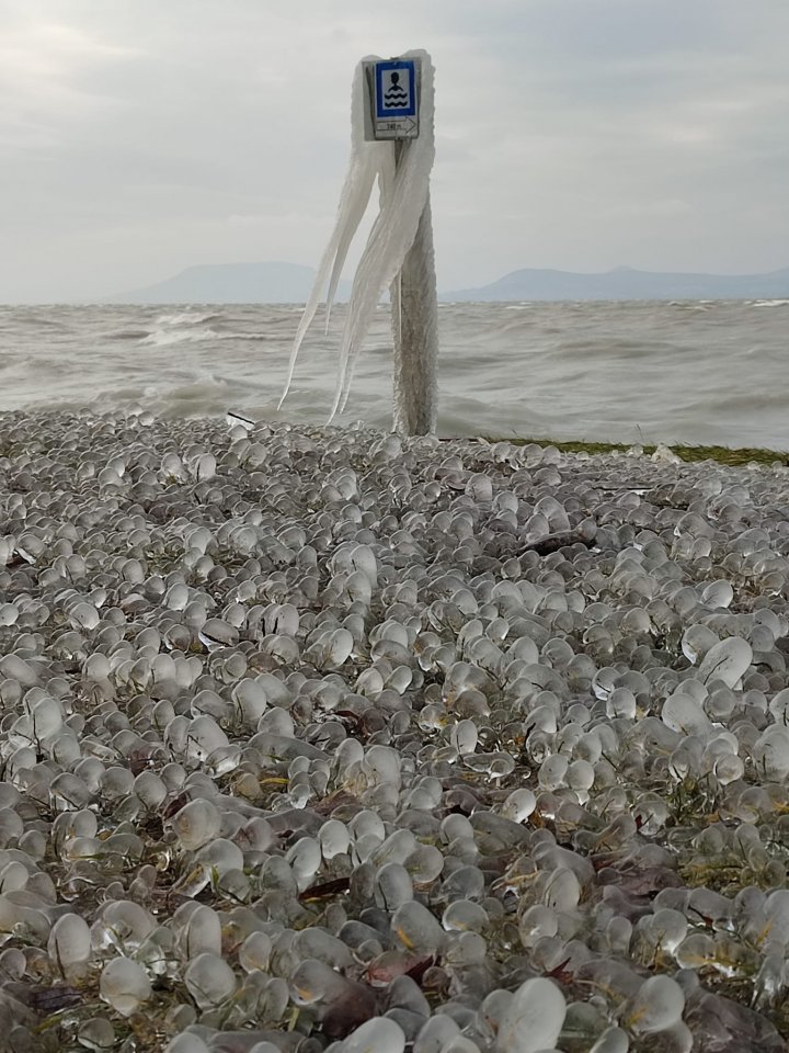 „Regatul gheții”. Imagini spectaculoase de pe lacul Balaton, după vremea foarte rece din Ungaria GALERIE FOTO