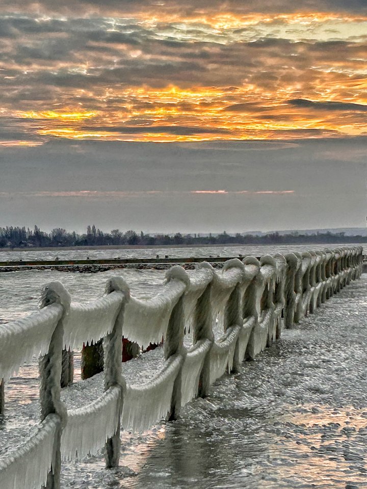 „Regatul gheții”. Imagini spectaculoase de pe lacul Balaton, după vremea foarte rece din Ungaria GALERIE FOTO