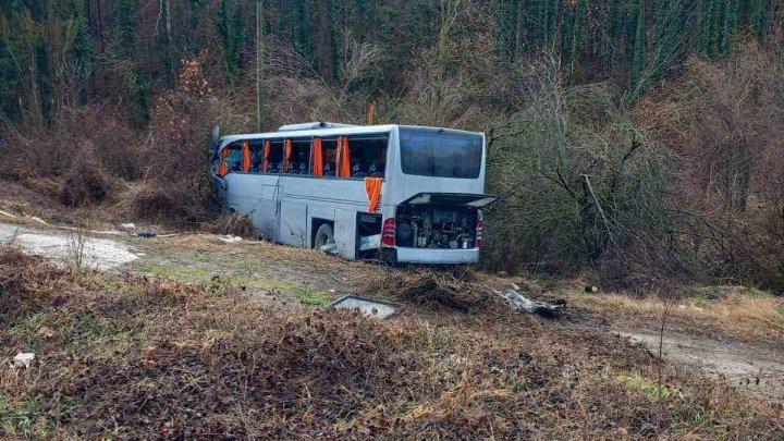 Cel puțin zece răniți într-un accident rutier în Bulgaria. Un autocar cu turiști români s-a ciocnit cu un TIR turcesc (FOTO)