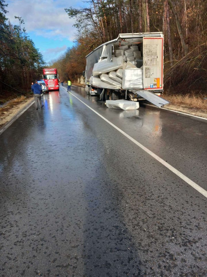 Cel puțin zece răniți într-un accident rutier în Bulgaria. Un autocar cu turiști români s-a ciocnit cu un TIR turcesc (FOTO)