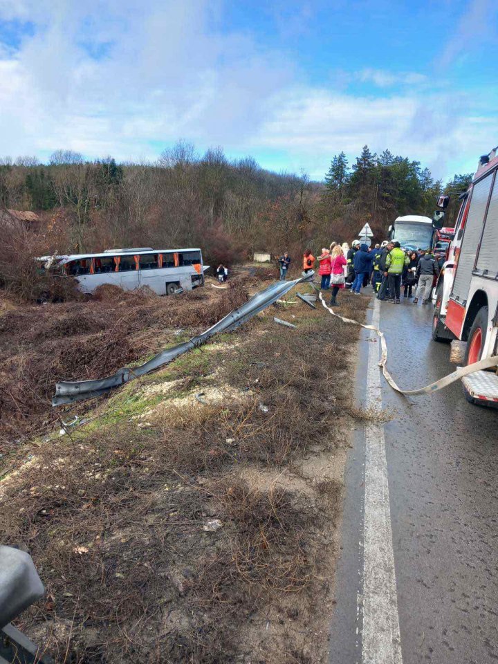 Cel puțin zece răniți într-un accident rutier în Bulgaria. Un autocar cu turiști români s-a ciocnit cu un TIR turcesc (FOTO)