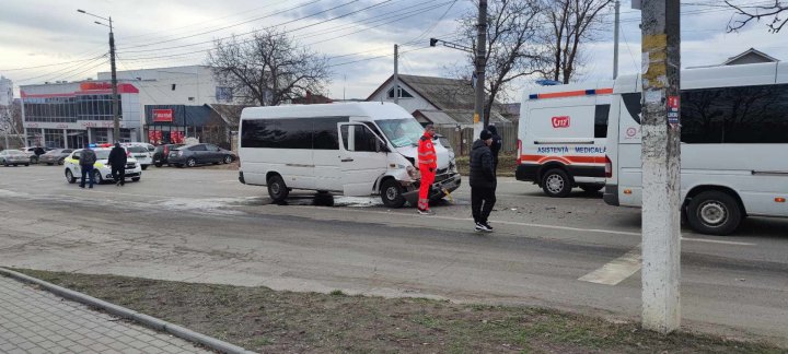 (FOTO) Două microbuze de rută s-au izbit violent la Ialoveni. Mai multe persoane ar fi avut nevoie de îngrijiri medicale 