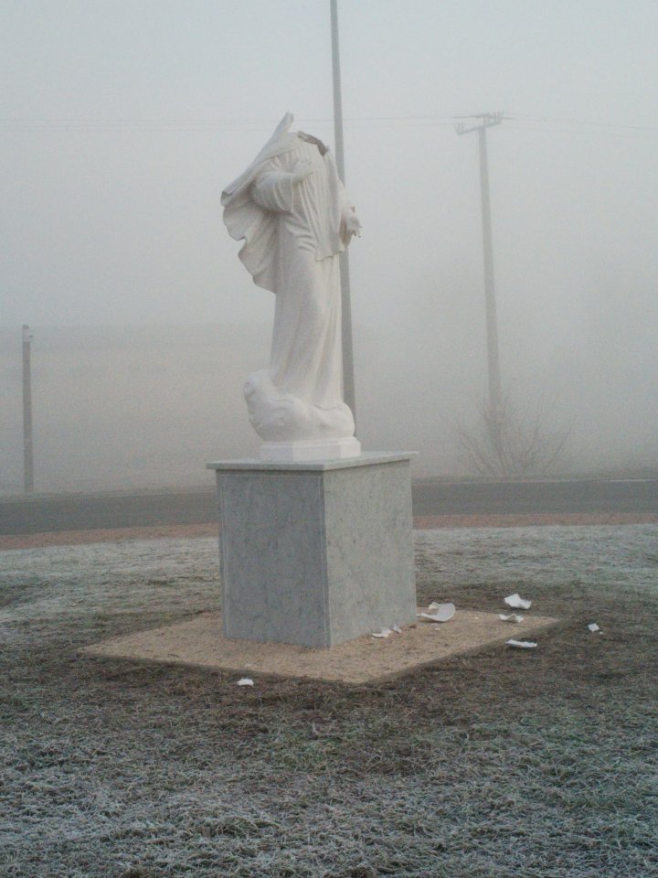 Acte de VANDALISM. O statuie a Fecioarei Maria a fost decapitată, chiar înainte să fie sfințită (FOTO)