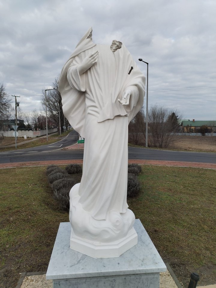 Acte de VANDALISM. O statuie a Fecioarei Maria a fost decapitată, chiar înainte să fie sfințită (FOTO)