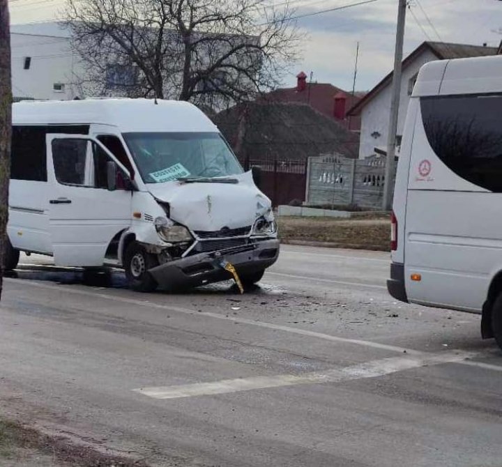 (FOTO) Două microbuze de rută s-au izbit violent la Ialoveni. Mai multe persoane ar fi avut nevoie de îngrijiri medicale 