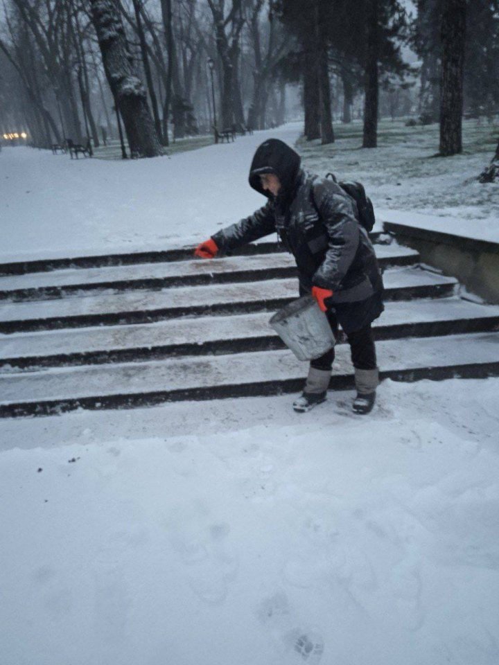 Serviciile şi întreprinderile municipale intervin la capacitate maximă în vederea deszăpezirii străzilor Capitalei (FOTO)