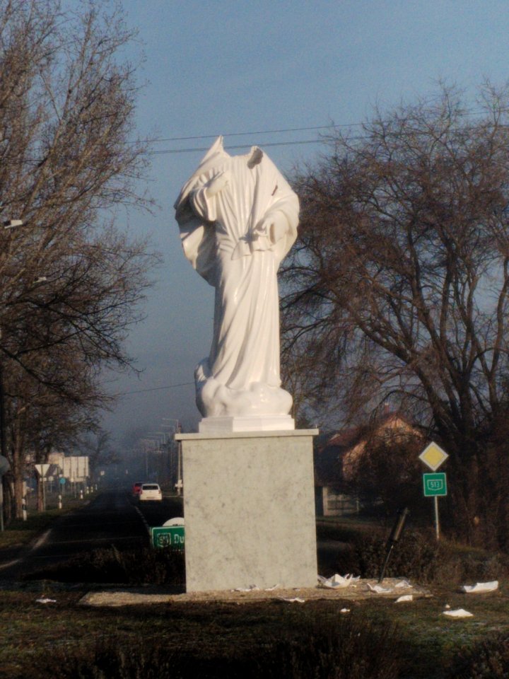 Acte de VANDALISM. O statuie a Fecioarei Maria a fost decapitată, chiar înainte să fie sfințită (FOTO)