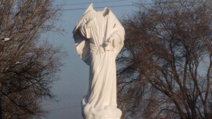 Acte de VANDALISM. O statuie a Fecioarei Maria a fost decapitată, chiar înainte să fie sfințită (FOTO)