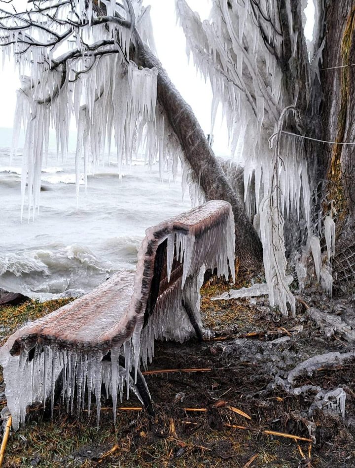 „Regatul gheții”. Imagini spectaculoase de pe lacul Balaton, după vremea foarte rece din Ungaria GALERIE FOTO