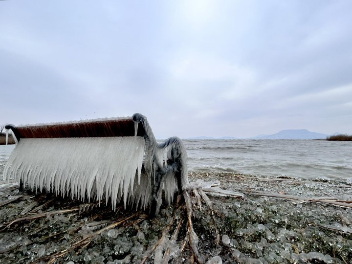 „Regatul gheții”. Imagini spectaculoase de pe lacul Balaton, după vremea foarte rece din Ungaria GALERIE FOTO