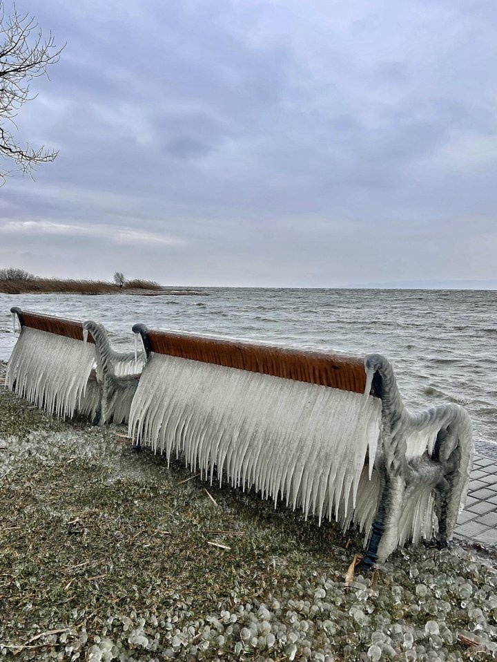 „Regatul gheții”. Imagini spectaculoase de pe lacul Balaton, după vremea foarte rece din Ungaria GALERIE FOTO