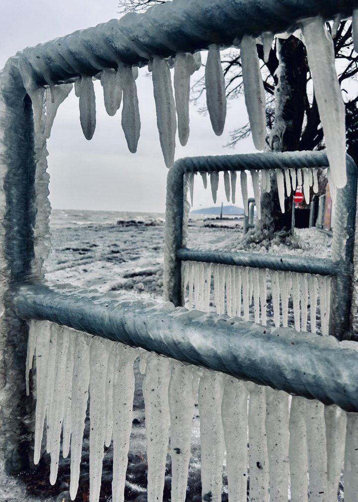 „Regatul gheții”. Imagini spectaculoase de pe lacul Balaton, după vremea foarte rece din Ungaria GALERIE FOTO