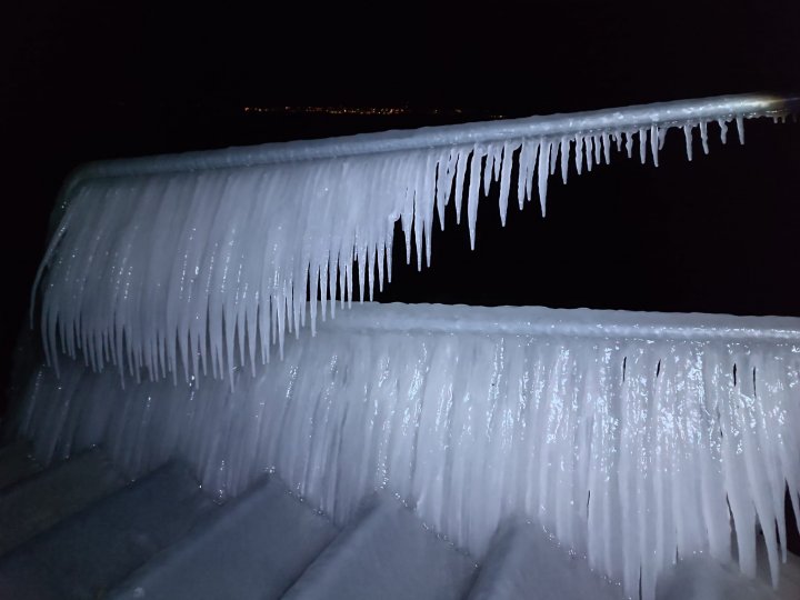 „Regatul gheții”. Imagini spectaculoase de pe lacul Balaton, după vremea foarte rece din Ungaria GALERIE FOTO