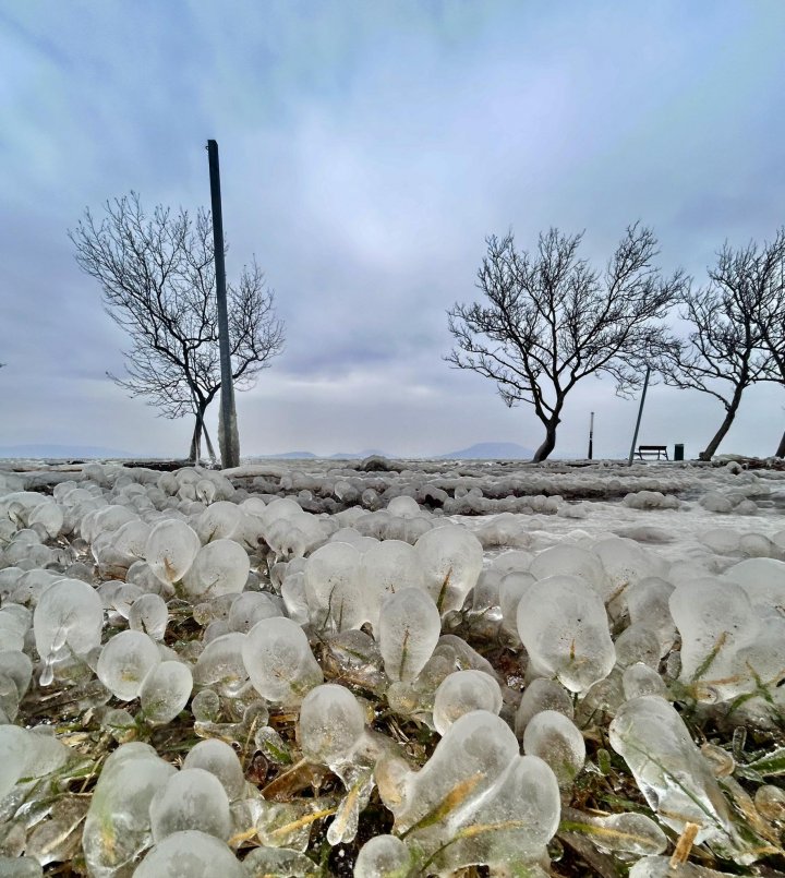 „Regatul gheții”. Imagini spectaculoase de pe lacul Balaton, după vremea foarte rece din Ungaria GALERIE FOTO