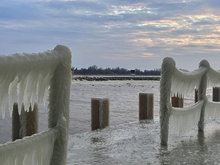 „Regatul gheții”. Imagini spectaculoase de pe lacul Balaton, după vremea foarte rece din Ungaria GALERIE FOTO