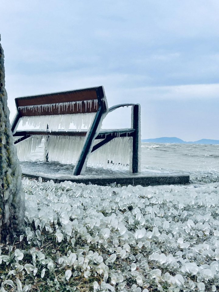 „Regatul gheții”. Imagini spectaculoase de pe lacul Balaton, după vremea foarte rece din Ungaria GALERIE FOTO