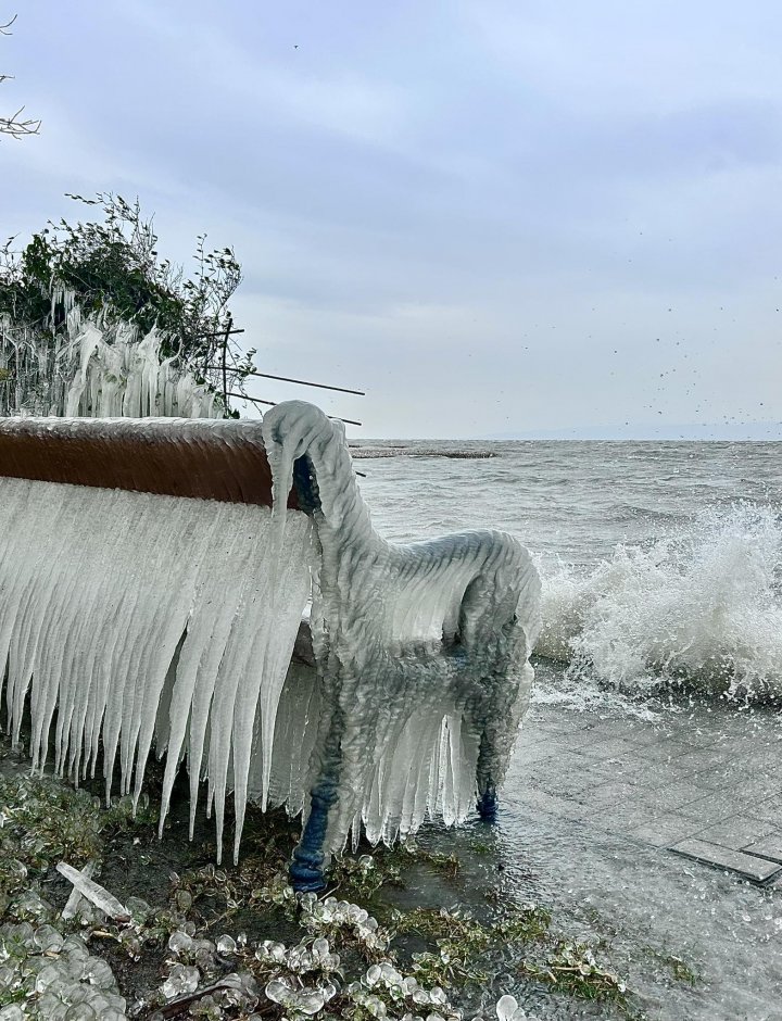 „Regatul gheții”. Imagini spectaculoase de pe lacul Balaton, după vremea foarte rece din Ungaria GALERIE FOTO