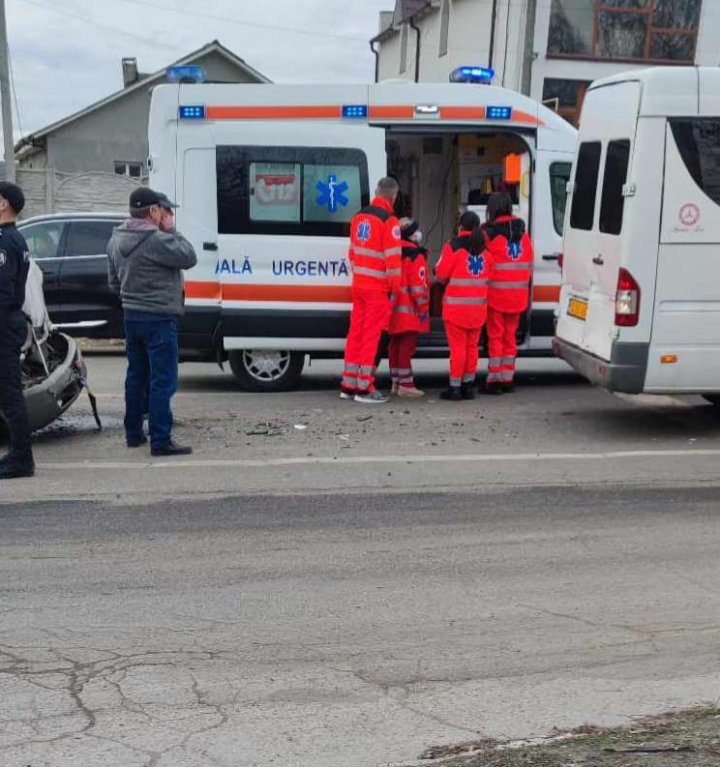 (FOTO) Două microbuze de rută s-au izbit violent la Ialoveni. Mai multe persoane ar fi avut nevoie de îngrijiri medicale 