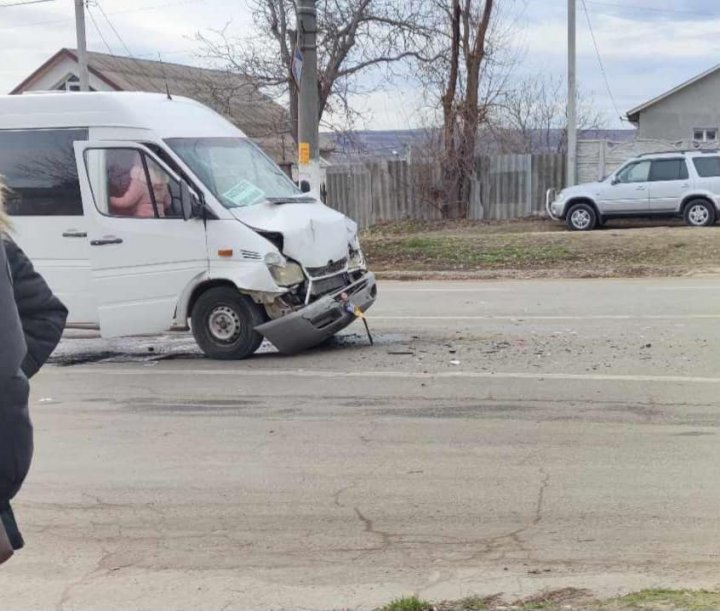 (FOTO) Două microbuze de rută s-au izbit violent la Ialoveni. Mai multe persoane ar fi avut nevoie de îngrijiri medicale 