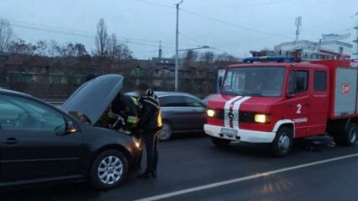 Incendiu pe viaduct. Un automobil a fost cuprins de flăcări (FOTO)