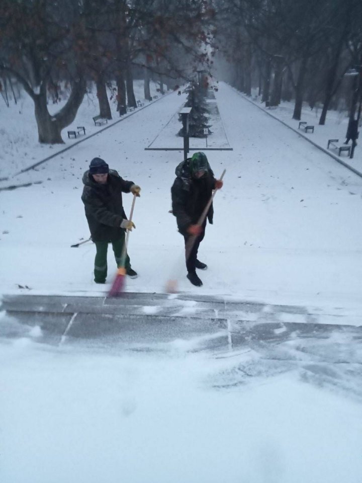 Serviciile şi întreprinderile municipale intervin la capacitate maximă în vederea deszăpezirii străzilor Capitalei (FOTO)