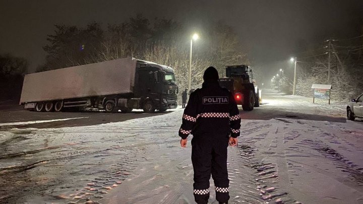 Atenţie! Circulaţia camioanelor de mare tonaj, sistată pe unele porțiuni de drum. Precizările Poliţiei