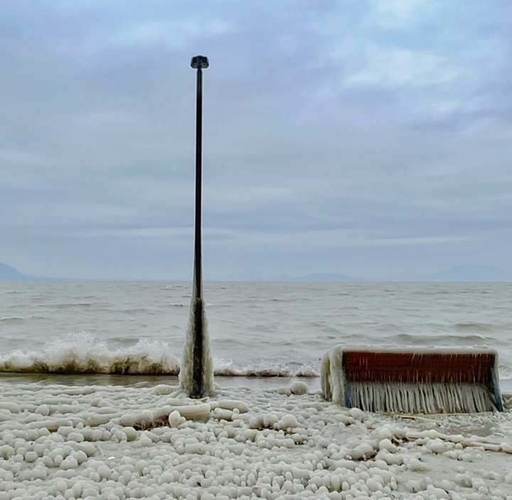 „Regatul gheții”. Imagini spectaculoase de pe lacul Balaton, după vremea foarte rece din Ungaria GALERIE FOTO