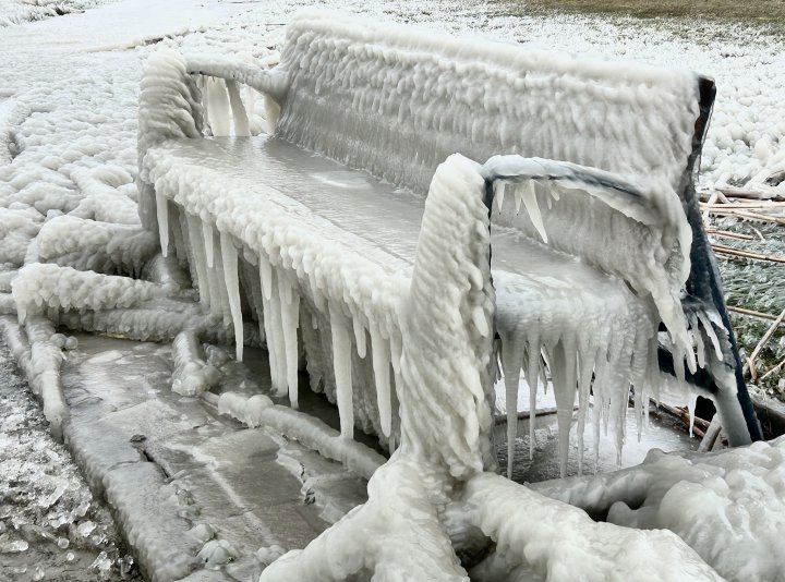 „Regatul gheții”. Imagini spectaculoase de pe lacul Balaton, după vremea foarte rece din Ungaria GALERIE FOTO