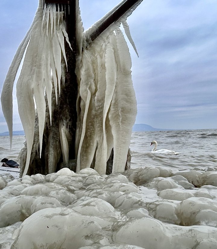 „Regatul gheții”. Imagini spectaculoase de pe lacul Balaton, după vremea foarte rece din Ungaria GALERIE FOTO