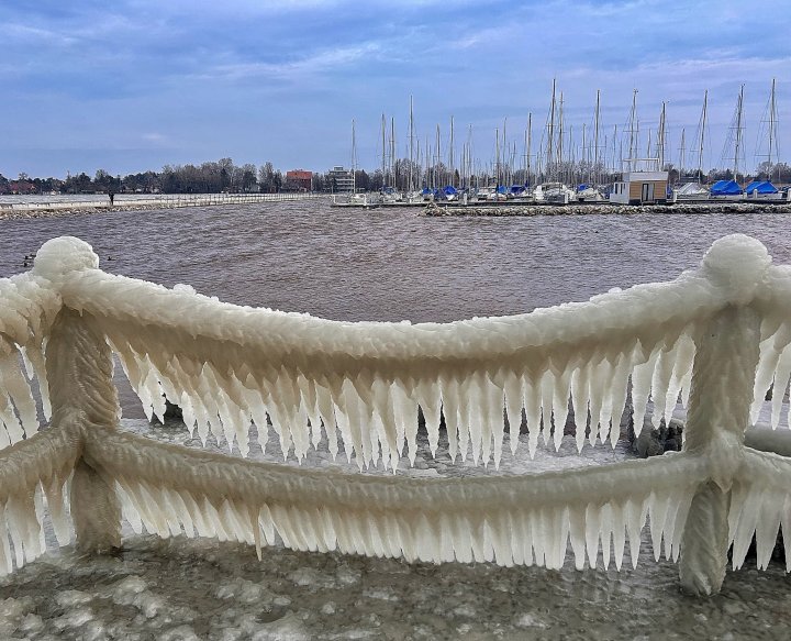 „Regatul gheții”. Imagini spectaculoase de pe lacul Balaton, după vremea foarte rece din Ungaria GALERIE FOTO