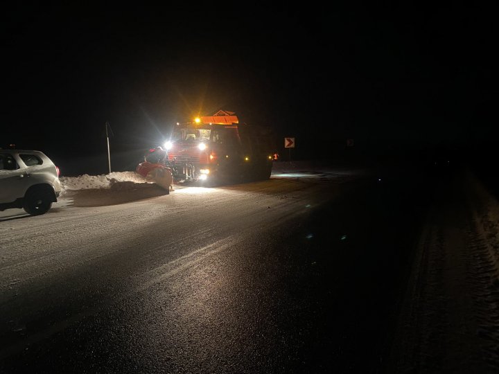 Drumarii, în acțiune. Polei şi zone înzăpezite, pe mai multe drumuri naţionale (FOTO)