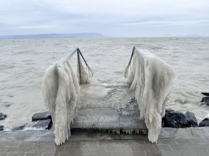 „Regatul gheții”. Imagini spectaculoase de pe lacul Balaton, după vremea foarte rece din Ungaria GALERIE FOTO